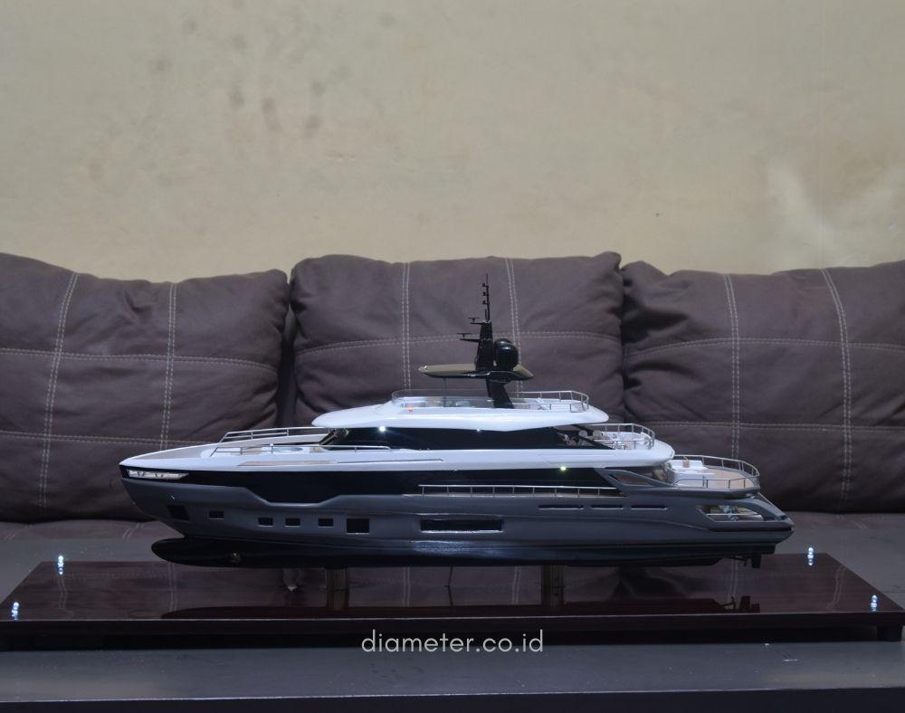 Kapal Yach Azimut Grande Trideck