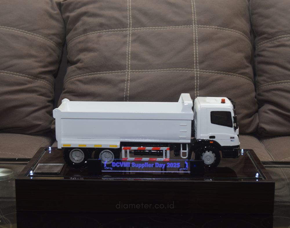 Dumptruk Daimler