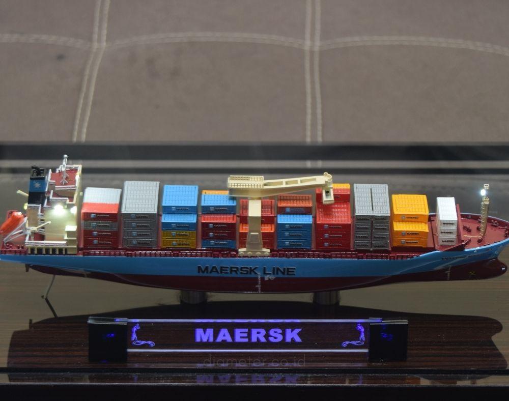 Kapal Kontainer Maersk Line