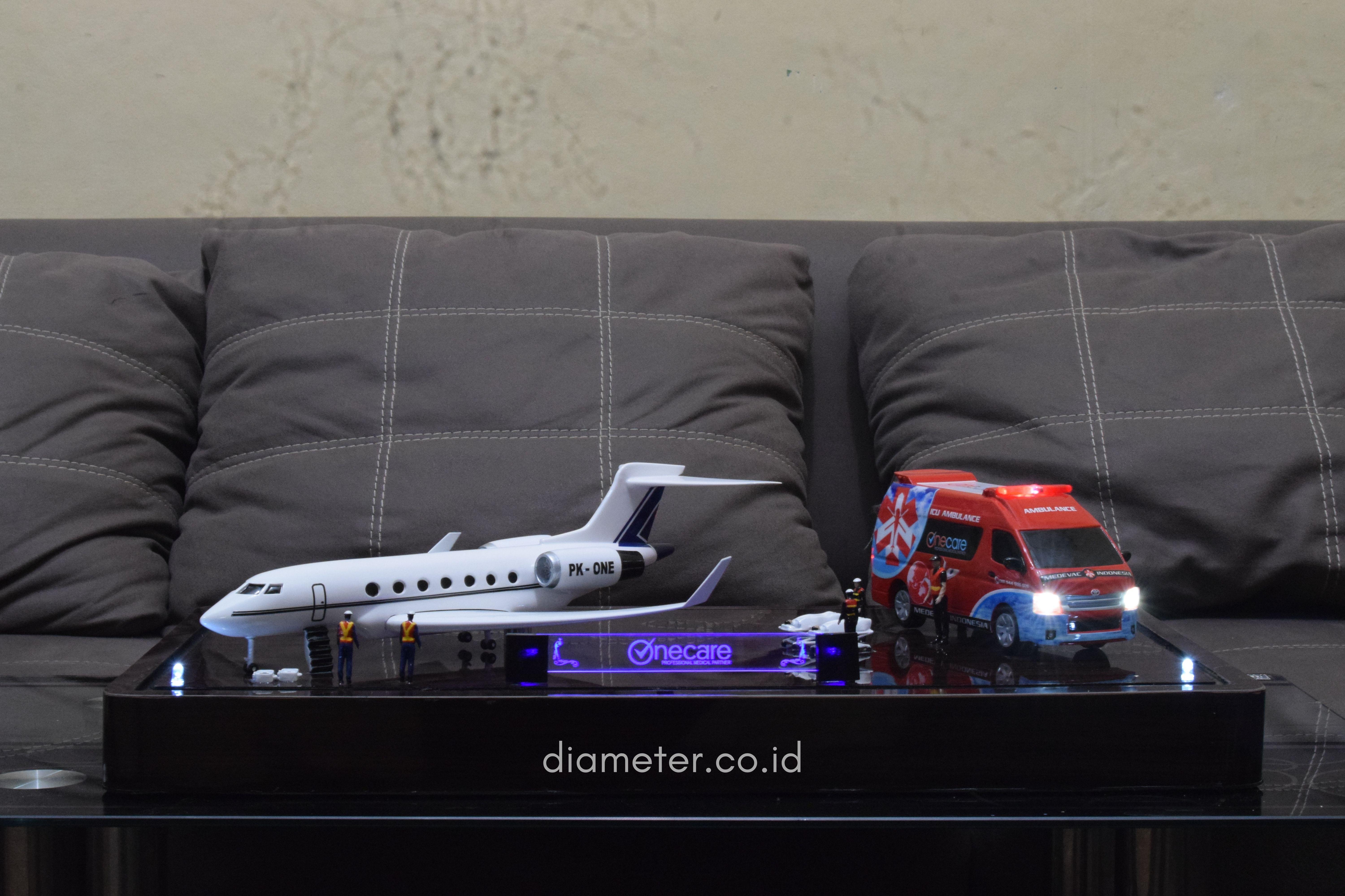 Diorama Pesawat dan Mobil Ambulance