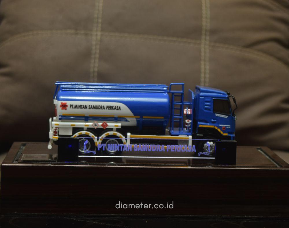 Truk Tanki Biru Putih
